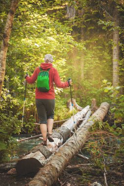 Kadın fiyatı açık ormanda yürüyüş sopa ile. Turizm kavramı