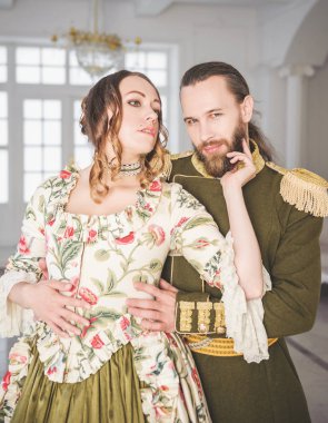 Güzel çift erkek ve kadın tarihi Ortaçağ kostümleri 