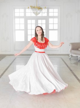 Güzel elbiseli kadın oyuncak dans ile beyaz ve kırmızı Ortaçağ