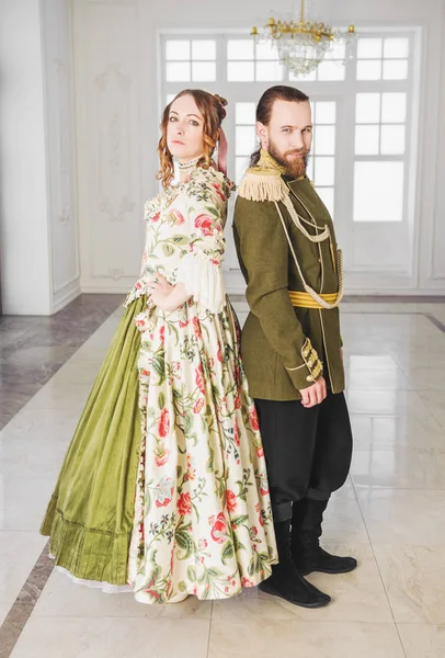 美丽的夫妇的男人和女人在历史中世纪服装 — 图库照片