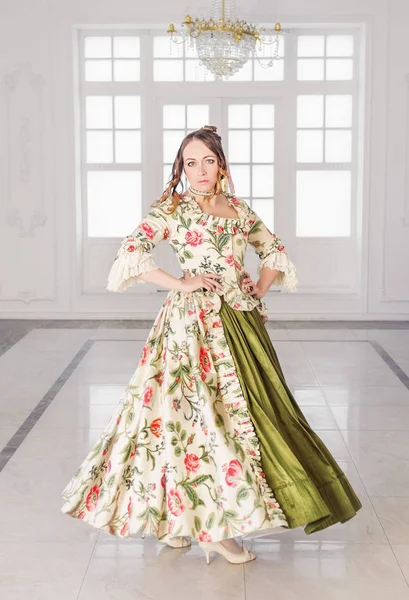 Mulher Bonita Vestido Medieval Verde Com Crinolina Dançando — Fotografia de Stock