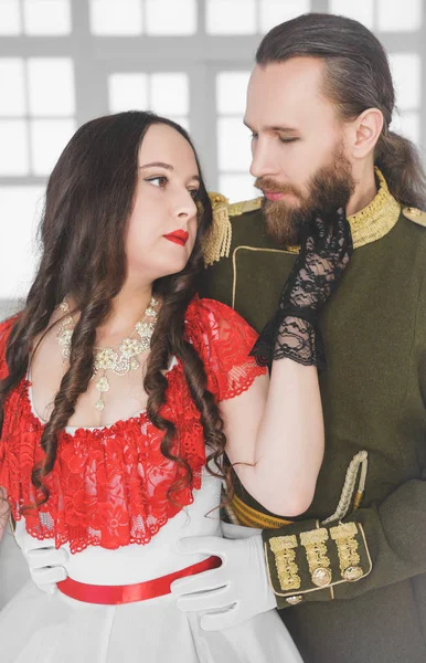 美丽的夫妇的男人和女人在历史中世纪服装 — 图库照片