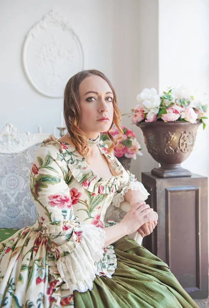 Hermosa Mujer Vestido Medieval Verde Largo Sentado Silla — Foto de Stock