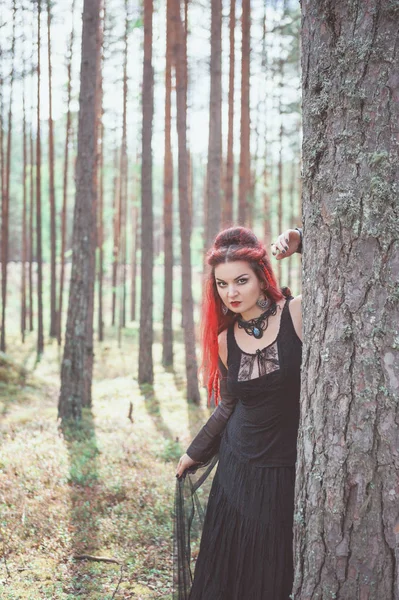 屋外のフォレストで赤い髪の美しい女性の魔女 — ストック写真