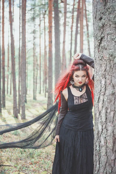 Hermosa Bruja Mujer Con Pelo Rojo Bosque Aire Libre —  Fotos de Stock