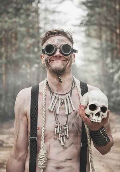 Cannibal Hombre Gafas Con Cráneo Cuerda Aire Libre —  Fotos de Stock