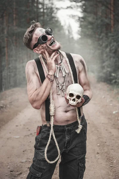グラス頭蓋骨とロープ屋外で人食い男 — ストック写真