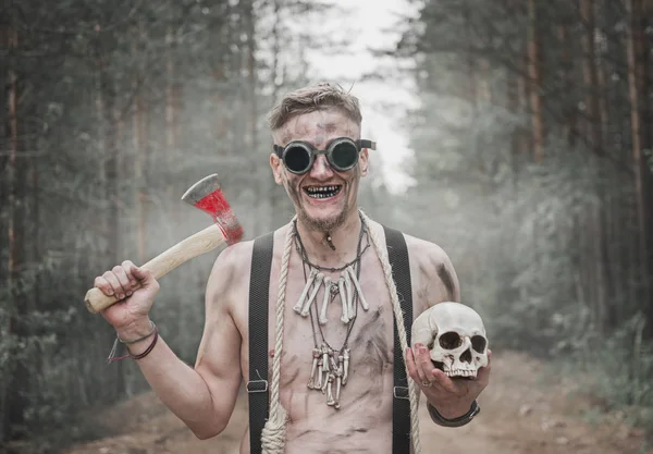 Hombre Caníbal Gafas Con Hacha Cráneo Cuerda Aire Libre —  Fotos de Stock