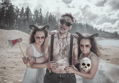 Yamyam insan kafatası ile gözlük ve iki açık hayalet