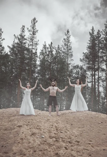 Coven Demoner Andens Med Horn Vit Skjorta Utomhus — Stockfoto