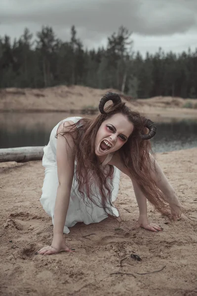 Fantasma Demonio Gritando Con Cuernos Camisa Blanca Aire Libre — Foto de Stock