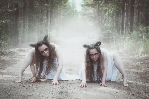 Dos Gemelos Demonios Con Cuernos Bosque Aire Libre — Foto de Stock