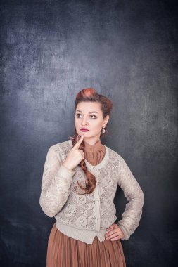 Blackboard kara tahta zemin üzerine düşünceli komik kadın
