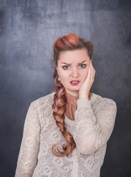 Lustige Frau Mit Zahnschmerzen Auf Tafel Hintergrund — Stockfoto