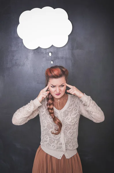 Nachdenklich Lustige Frau Auf Tafel Kreidetafel Hintergrund — Stockfoto