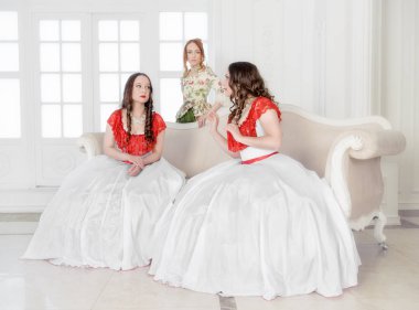 Üç güzel kadın oyuncak konuşma ile Ortaçağ elbiseler 