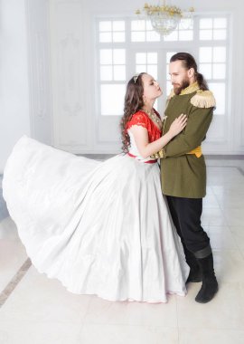 Güzel çift erkek ve kadın tarihi Ortaçağ kostümleri 