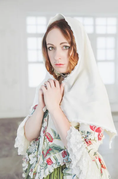 Красивая Женщина Длинном Зеленом Средневековом Платье Платком — стоковое фото