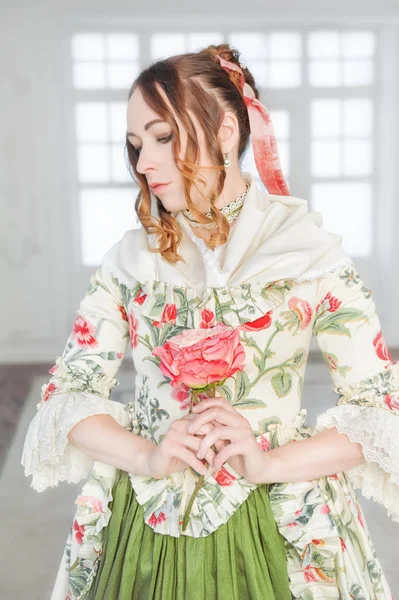 Όμορφη Γυναίκα Μακρύ Πράσινο Μεσαιωνικό Φόρεμα Λουλούδι — Φωτογραφία Αρχείου