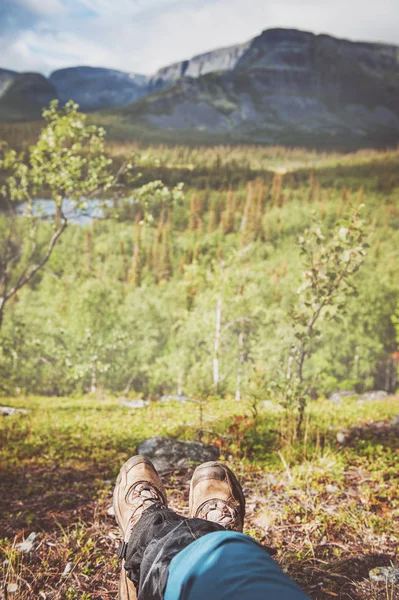 美しい自然の景色を望む丘の上に座って旅行者ハイカーの足 観光コンセプト — ストック写真