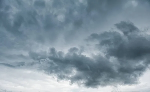 어두운 폭풍우 구름입니다 극적인 — 스톡 사진