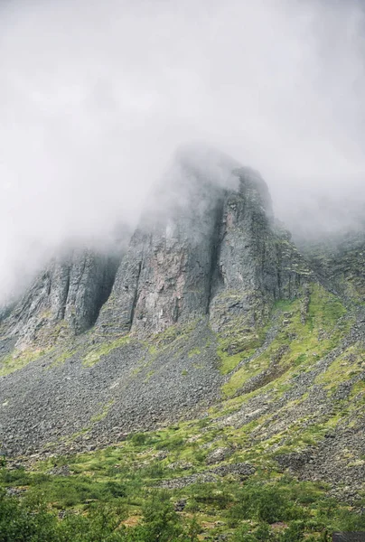 Paisaje Sombrío Con Montañas Nubes Niebla — Foto de stock gratis