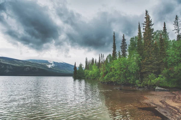 湖和森林下的乌云密布 戏剧性的风景 — 免费的图库照片