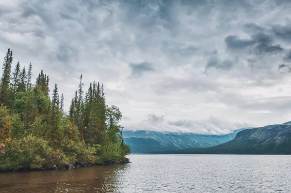 Nori Furtunoși Întunecați Sub Lac Pădure Peisaj Dramatic — Fotografie, imagine de stoc