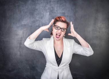 Kara tahta tahta zemin üzerine kızgın çığlık atan kadın