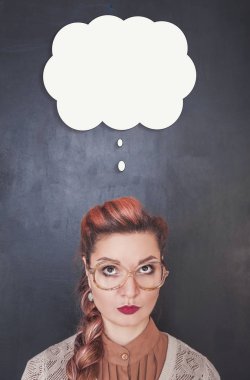 Kara tahta blackboard arka plan üzerinde arayan kadın