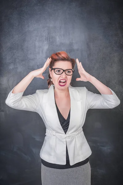 Wütend Schreiende Frau Auf Dem Tafel Hintergrund — Stockfoto