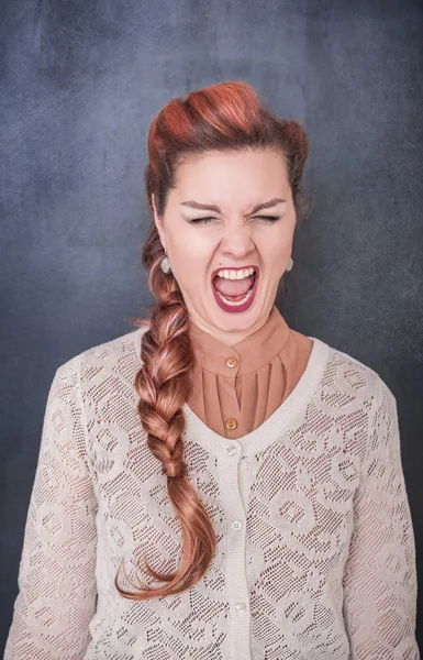 Szalona Kobieta Krzyczeć Tablica Tablica Tło — Zdjęcie stockowe