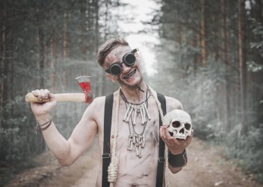 Yamyam adam gözlüklü balta, kafatası ve ip açık