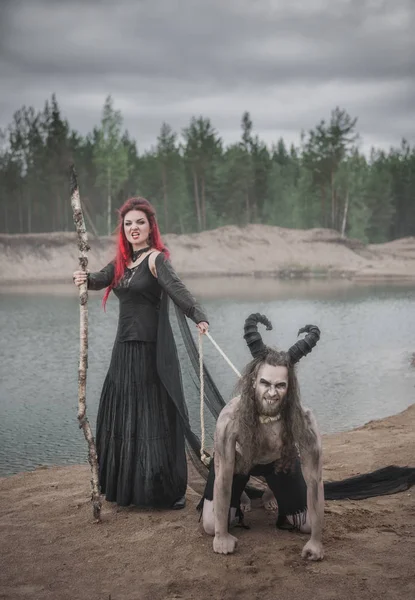 Schöne Hexe Mit Roten Haaren Und Ihrem Gehörnten Dämon Freien — Stockfoto
