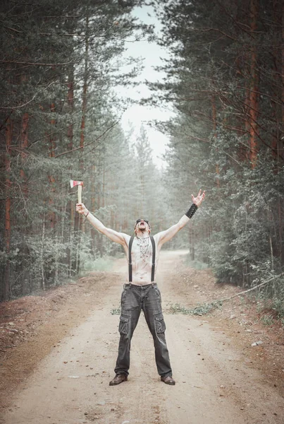 Cannibale Steampunk Uomo Occhiali Con Ascia Nella Foresta All Aperto — Foto Stock