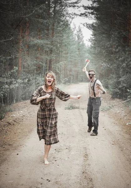 Cannibal Steampunk Man Met Zijn Slachtoffer Bos Buiten — Stockfoto