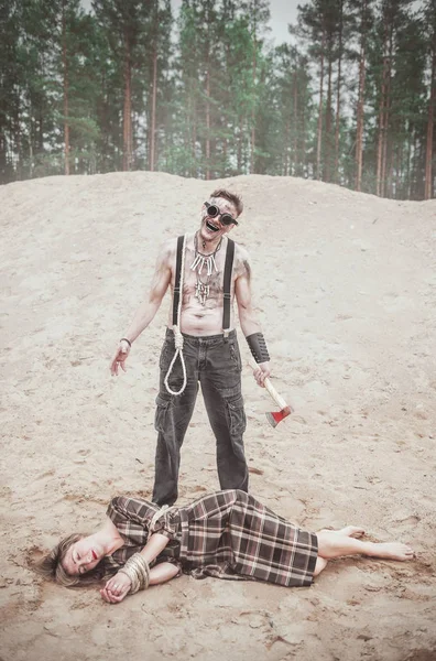 Caníbal Steampunk Hombre Con Hacha Víctima Aire Libre —  Fotos de Stock