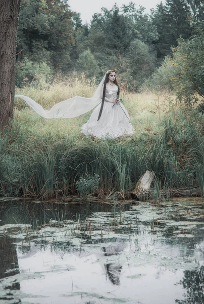 在森林里的一个可怕的死新娘 万圣节场面 — 图库照片