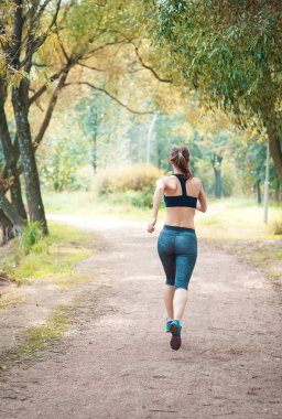 Parkta açık çalıştıran active güzel kadın. Sağlıklı yaşam tarzı