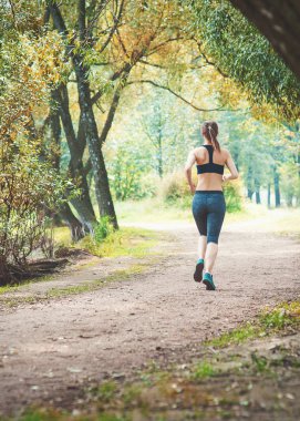 Parkta açık çalıştıran active güzel kadın. Sağlıklı yaşam tarzı