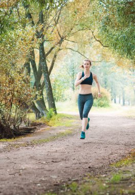 Parkta açık çalıştıran active güzel kadın. Sağlıklı yaşam tarzı
