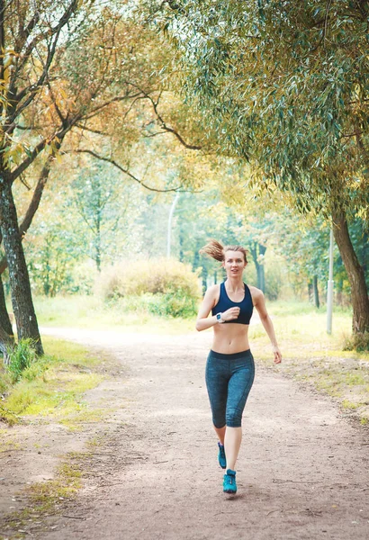 Bella Donna Attiva Che Corre Nel Parco All Aperto Stile — Foto Stock