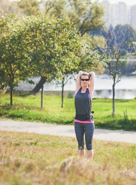 Active Fitness Žena Běžec Táhnoucí Venkovní Koncept Zdravého Životního Stylu — Stock fotografie