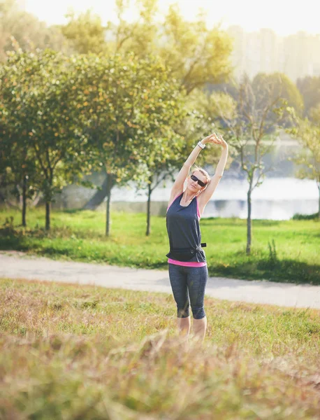 Aktiva Fitness Kvinna Löpare Stretching Utomhus Hälsosam Livsstilskoncept — Stockfoto