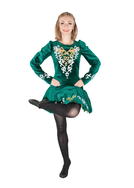 Mulher Bonita Dança Irlandesa Vestido Verde Pulando Isolado Branco — Fotografia de Stock