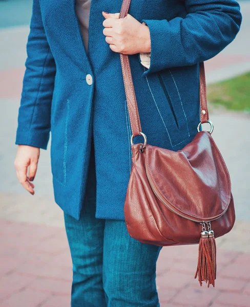 Modische Frau Mittleren Alters Blauer Strickjacke Und Brauner Handtasche Der — Stockfoto