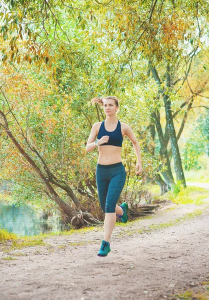 Aktive Schöne Frau Die Park Freien Läuft Gesunder Lebensstil — Stockfoto