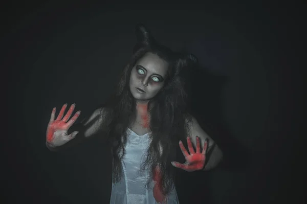 Verschrikkelijke Spook Met Bloedige Handen Donkere Achtergrond — Stockfoto