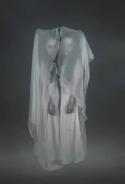 Zwei Traurige Geister Gewahrsam Auf Dunklem Hintergrund — Stockfoto