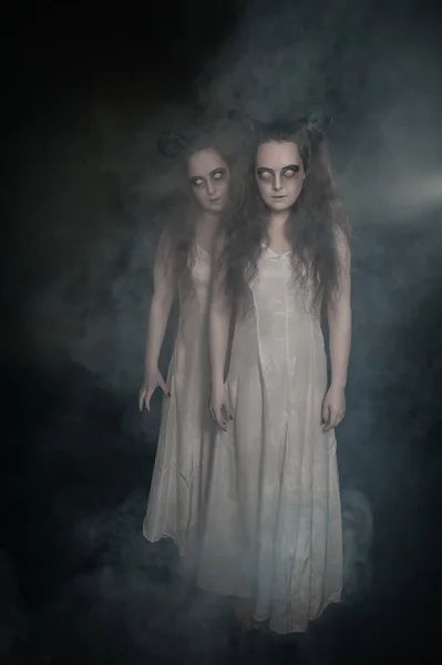 黑暗背景下的两个角可怕的幽灵 — 图库照片